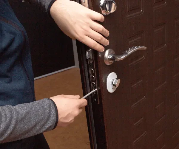 Top 7 Reasons to Hire a Professional Locksmith for Auto