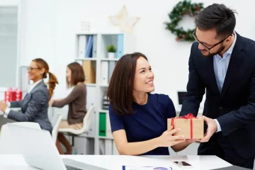 Creating the Perfect Employee Holiday Gift: A Guide to Boost Morale and Appreciation