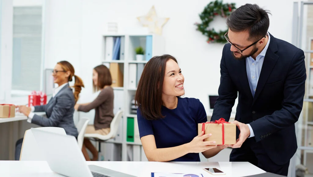 Creating the Perfect Employee Holiday Gift: A Guide to Boost Morale and Appreciation